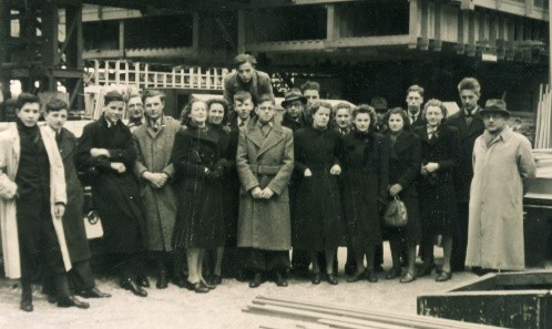 Groepsfoto met de heer Gotlieb, de eerste voorzitter van de Tielse Schaakvereniging